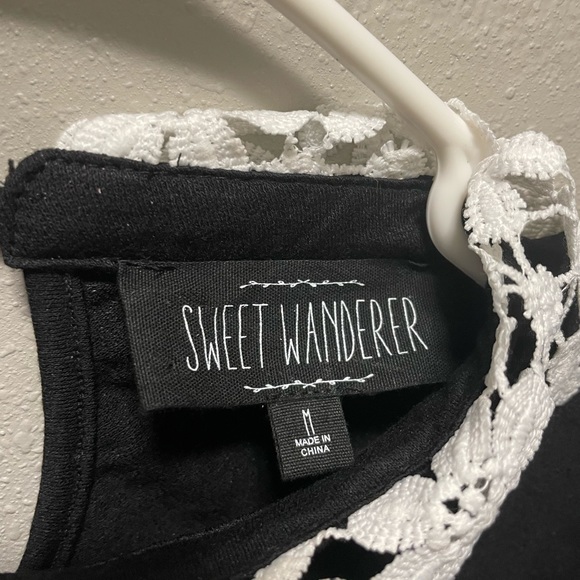 Black cute blouse. - Picture 4 of 5